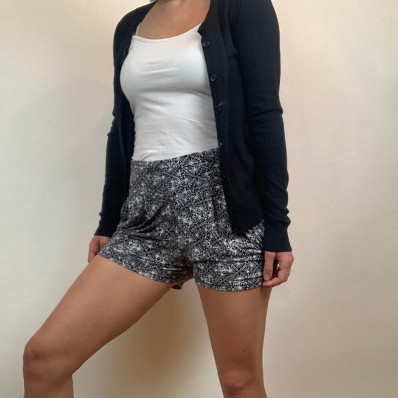 Black and white shorts - Picture 4 of 6